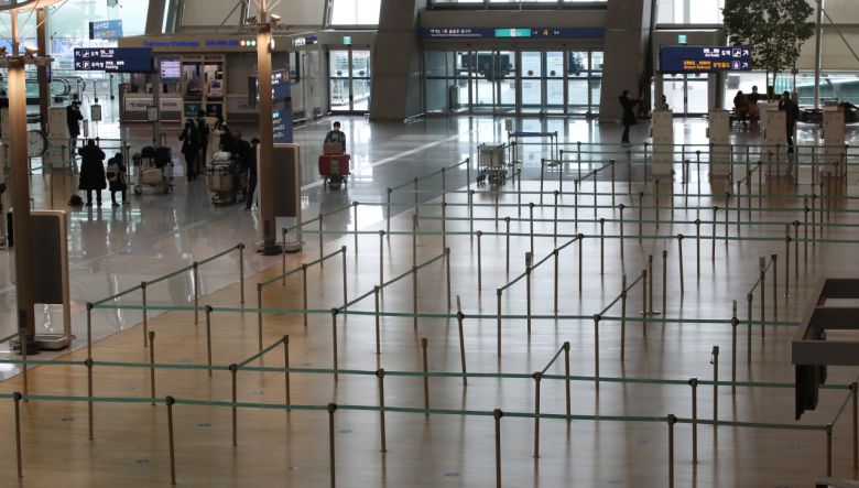 아시아나항공은 코로나19의 새로운 변이인 오미크론이 확산함에 따라 이달로 예정됐던 괌 노선 운항 재개 시점을 내년으로 연기했다. 사진은 9일 영종도 인천국제공항 제1여객터미널 출국장. 연합뉴스