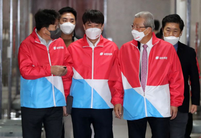 김종인 국민의힘 총괄선대위원장(오른쪽)이 지난 13일 오전 국회에서 열린 중앙선거대책위원회의에 참석하며 이준석 대표(가운데), 권성동 사무총장과 대화하고 있다. [국회 사진기자단]