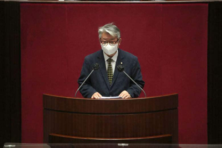 조응천 더불어민주당 국회의원이 정기국회 마지막 날인 9일 오후 서울 여의도 국회에서 열린 본회의에서 제안설명을 하고 있다. [연합]