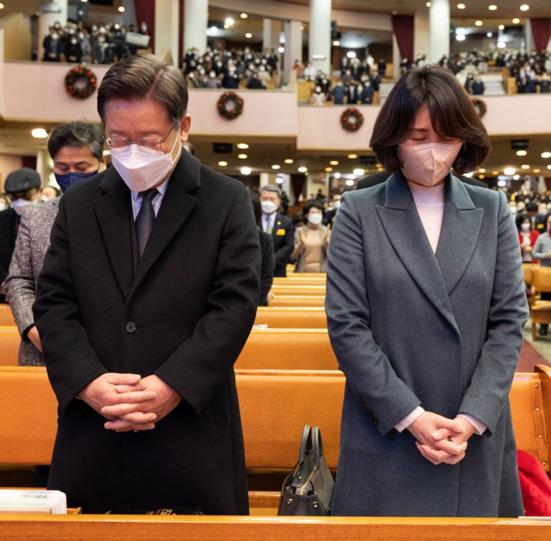 이재명 더불어민주당 대선후보와 부인 김혜경 씨가 19일 서울 여의도순복음교회에서 열린 주일 예배에 참석, 기도하고 있다. [연합]