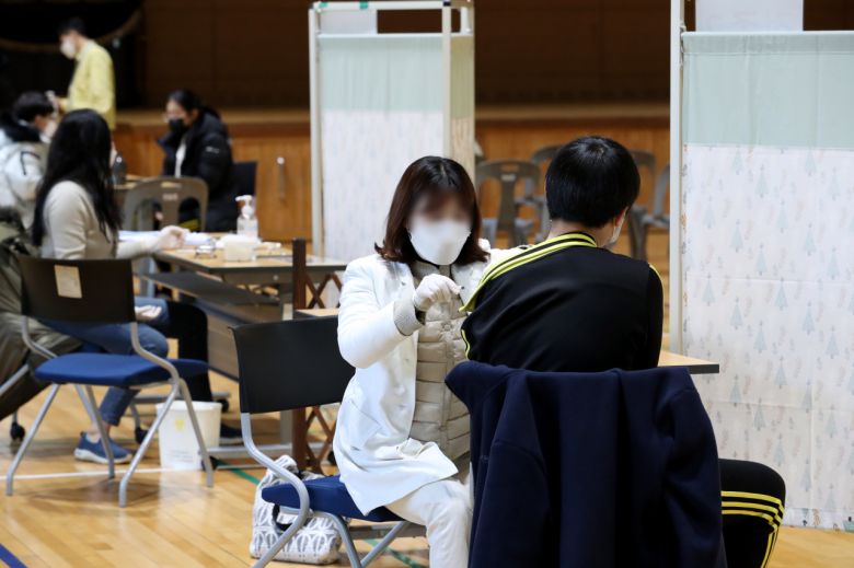 20일 오전 세종시의 한 중학교에서 신종 코로나바이러스 감염증(코로나19) '찾아가는 학교 단위 백신접종'이 이뤄지고 있다. 사진은 기사내용과 직접적인 관련 없음. [연합]