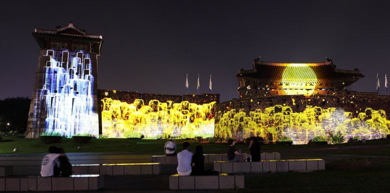 수원 화성은 뉴노멀 야경관광의 모범적 사례로 호평받았다.