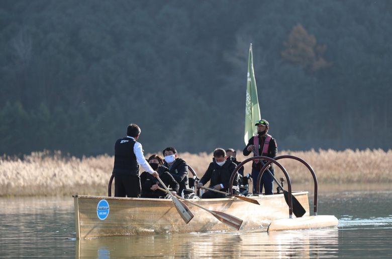 국내 최초로 휠체어까지 태워 장애인들의 수상레저까지 시켜주는 킹카누.