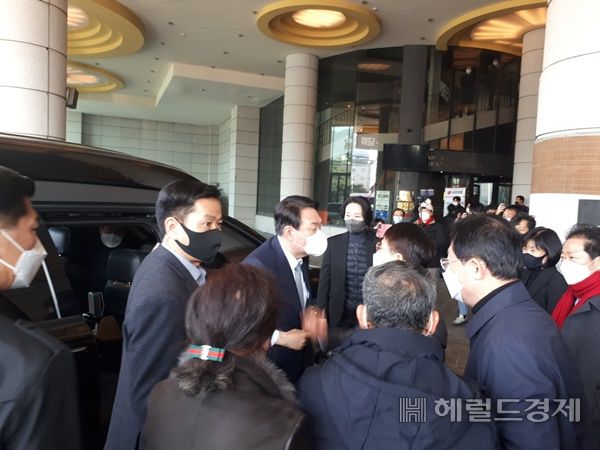 윤석열 국민의힘 대선 후보가 23일 전남 선대위 출범식이 열린 순천 에코그라드 호텔에 도착해 당원들과 인사를 나누고 있다. /박대성 기자