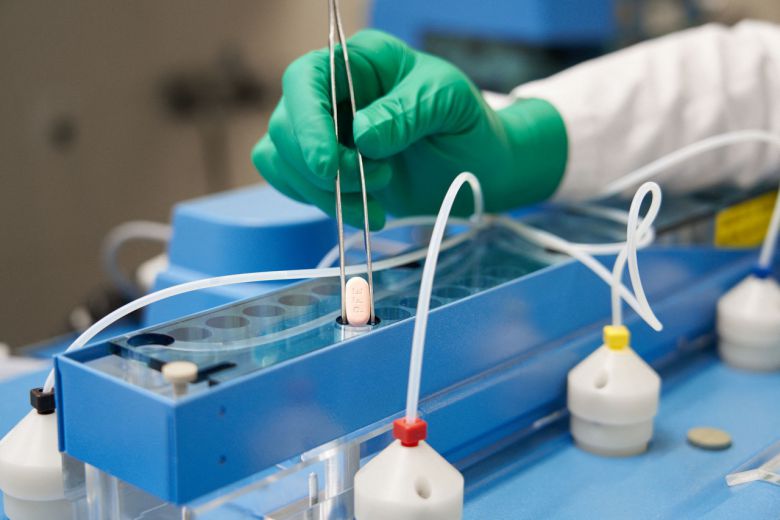 미국 식품의약국(FDA)이 22일(현지시간) 글로벌 제약사 화이자가 개발한 신종 코로나바이러스 감염증(코로나19) 경구용 치료제 ‘팍스로비드’를 가정용으로 긴급 사용하는 것을 허가했다. 지난달 16일 독일 프라이부르크에 위치한 화이자 연구 시설에서 팍스로비드가 제조되는 모습. [AFP]