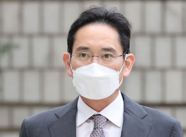 삼성그룹 경영권 승계를 위해 계열사 간 부당한 합병을 지시·승인한 혐의로 기소된 이재용 삼성전자 부회장이 23일 오전 서울 서초구 서울중앙지법에서 열린 속행공판에 출석하기 위해 법정으로 향하고 있다. [연합]