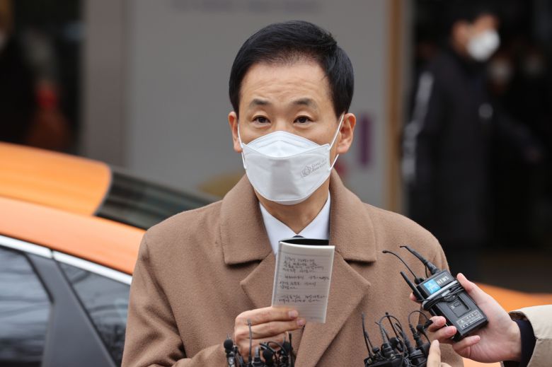 박근혜 전 대통령의 변호인인 유영하 변호사가 24일 서울 강남구 삼성서울병원 앞에서 특별사면·복권된 박 전 대통령의 입장을 밝히고 있다. 국정농단 사건 등으로 유죄 확정을 받아 수감 중인 박 전 대통령은 이날 특별사면·복권됐다. [연합]