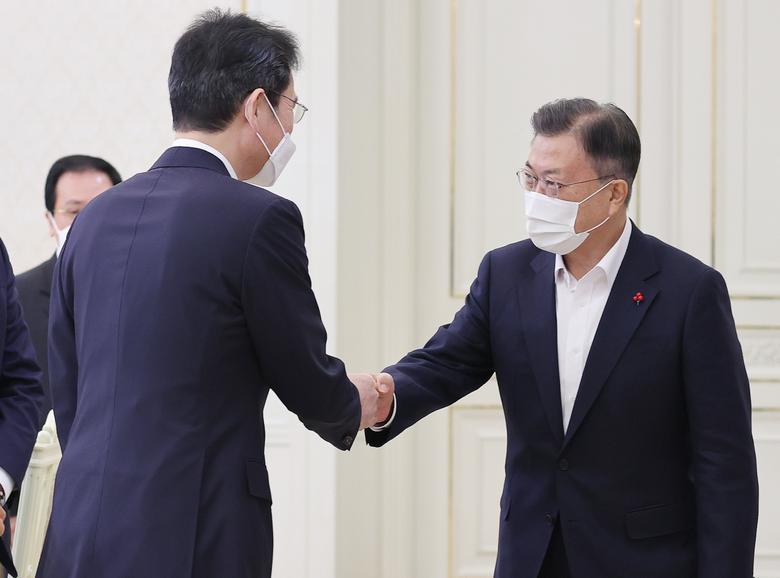 문재인 대통령이 27일 청와대에서 열린 '청년희망 온(ON) 참여기업 대표 초청 오찬 간담회'에 참석, 이재용 삼성전자 부회장과 인사하고 있다. [연합]