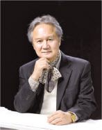 국립국악원은 개원 70주년을 기념해 고(故) 송방송(사진) 전 한국음악사학회 이사장을 비롯한 국악 발전에 기여한 유공자 26명을 포상했다고 30일 밝혔다. 최고 영예인 은관문화훈장을 수훈한 송방송 이사장은 고문헌, 고악서 등의 체계적인 분석과 심도깊은 연구를 통해 한국음악사 연구의 초석을 다졌으며 한국음악학의 체제 정비와 학문적 발전에 기여하는 등 국악 발전에 공헌했다. 문화포장에는 젊은 예술가들의 창작활동과 공연활동 지원을 통해 국악을 보급한 우진문화재단 김경곤 회장, 처용무 예능보유자인 김중섭 처용무보존회 상임이사가 수상했다. 대통령 표창에는 故강준섭 前 진도다시래기보존회장, 노재명 국악음반박물관장, 이병욱 마리소리음악연구원이사장이 수상했다. 고승희 기자