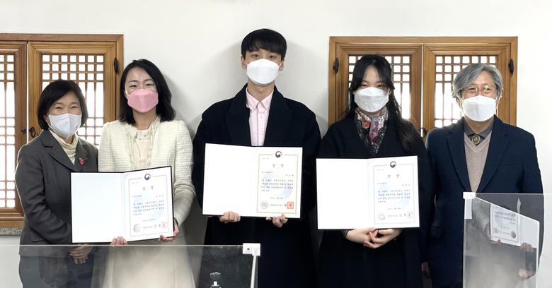 국립국악원은 김영운 원장(오른쪽 끝)과 서인화 국악연구실장(왼쪽 끝)이 참석한 가운데 제10회 국립국악원 학술상 시상식을 열고 이주인(우수학술상, 왼쪽 두번째부터), 이도현(최우수 학술상), 김연수(우수평론상)를 수상자로 선정됐다. [국립국악원 제공]