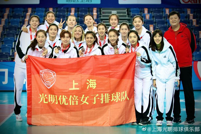 상하이 구단 시상식 단체 사진. 3위로 이끈 에이스 김연경의 모습은 안보인다. [상하이 SNS]