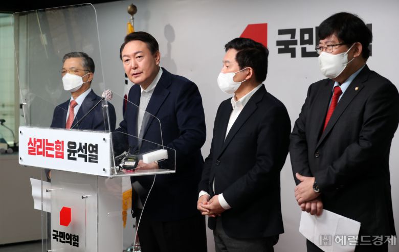 윤석열(왼쪽 두 번째) 국민의힘 대선후보가 6일 오전 서울 영등포구 여의도동 당사에서 ‘신도시 재정비’ 정책공약을 발표하고 있다. 왼쪽부터 이한준 전 경기도시공사 사장, 윤 후보, 원희룡 정책총괄본부장, 윤창현 의원. [헤럴드경제=이상섭 기자]