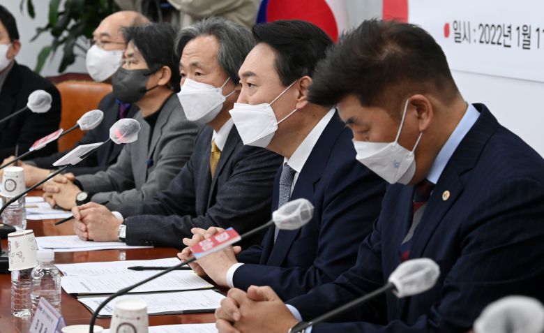 윤석열 국민의힘 대선후보가 11일 오후 서울 여의도 국회에서 열린 '코로나19 실내공기 과학적 방역관리 방안과 대안 모색 토론회'에서 발언하고 있다. 이상섭 기자