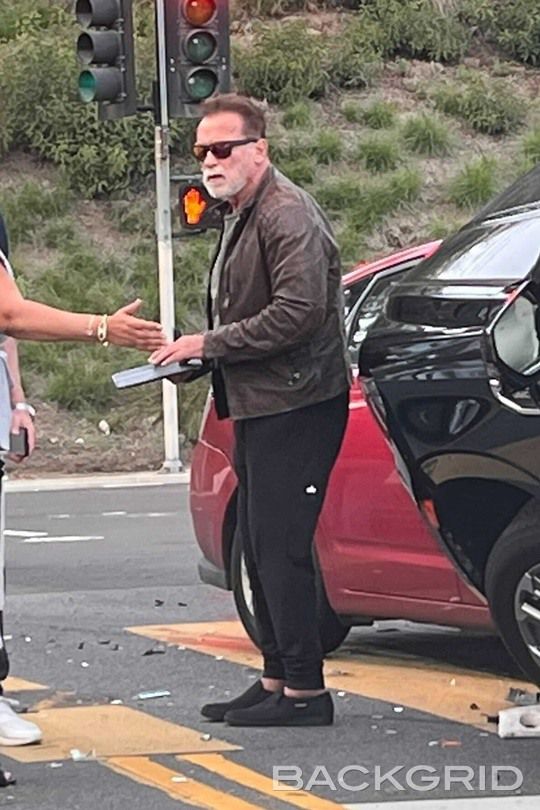 아놀드 슈워제네거가 교통사고를 내 인명 피해가 발생했다.