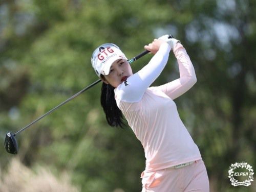 에버콜라겐 퀸즈크라운 2021에서 생애 첫 승을 기록한 전예성. [사진=KLPGA]