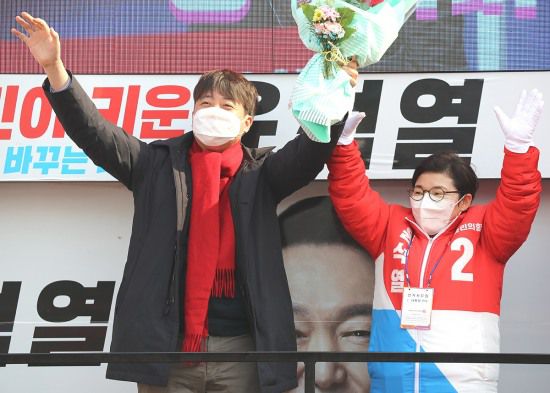 점촌역에서  이준석 대표가 임이자 상주 문경 지역구 국회의원과  승리의 꽃다발을들고 환호 하고 있다(임이자 의원실제공)