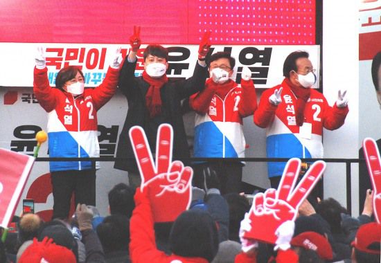 영주역을 찾은 이준석 (오른쪽 두번째)대표가 김정재 (포항북구)의원 박형수 의원, 김관용 전 경북지사와함께 손가락으로 기호 2번을 가리키고 있다(사진=김성권 기자)