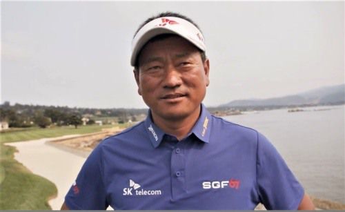 지난해 최경주가 PGA투어 챔피언스투어에서 첫 우승하고 인터뷰하고 있다.