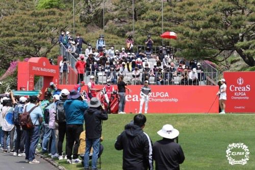 코로나19 방역 완화로 인해 크리스F&C 제44회 KLPGA 챔피언십 첫날 1번홀 김효주조에 몰려든 갤러리. [사진=KLPGA]