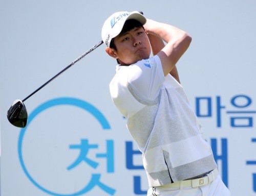 장희민이 2번홀 드라이버 티샷을 하고 있다.