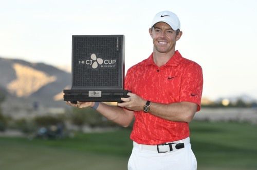 [사진-제공 게티 이미지 for 더 CJ 컵]  우승한 로리 매킬로이가 한글 트로피를 들고 포즈를 취하고 있다.