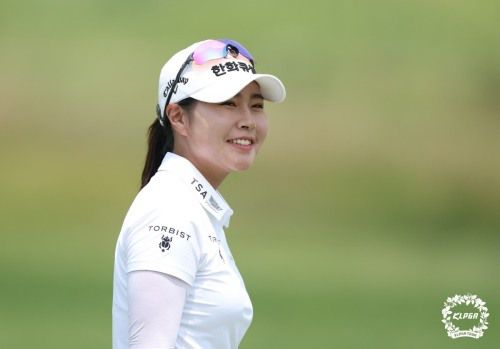 2라운드 도중 7번 홀에서 파 세이브에 성공한 뒤 미소짓고 있는 성유진. [사진=KLPGA]