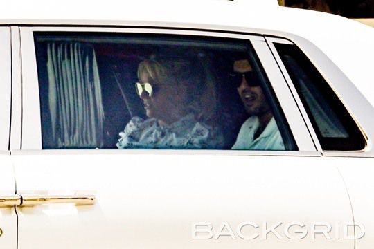 팝스타 브리트니 스피어스의 결혼식에 전남편 제이슨 알렉산더가 난입해 경찰에게 체포되는 사건이 발생했다.