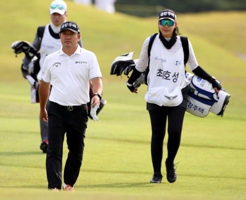 최호성 5번홀에서 캐디인 부인과 이동중이다. [사진=KPGA]