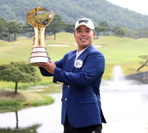 신상훈이 우승트로피를 들어보였다. [사진=KPGA]