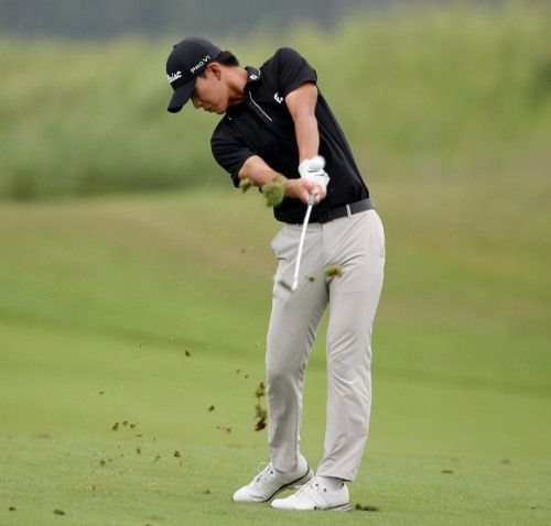 차강호가 마지막 9번 홀에서 세컨드 샷을 하고 있다. [사진=KPGA]
