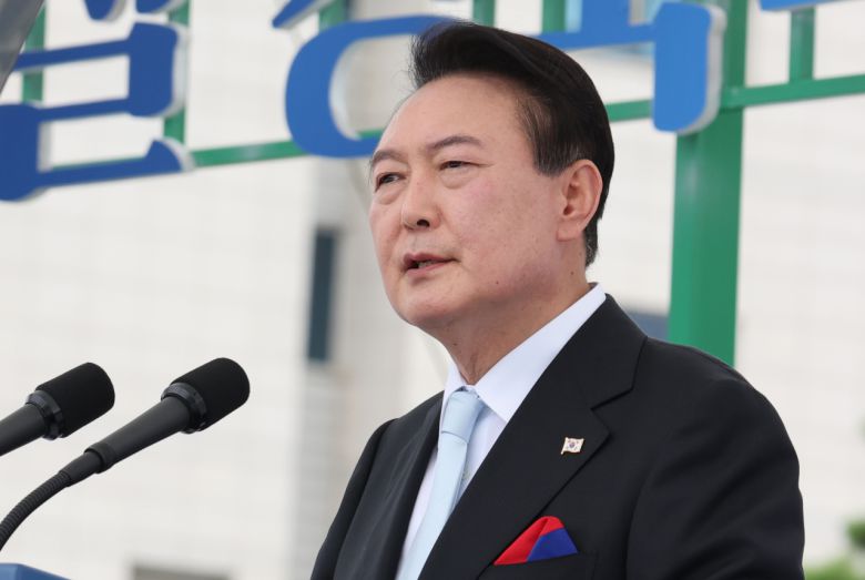 윤석열 대통령이 15일 서울 용산 대통령실 청사 잔디마당에서 열린 제77주년 광복절 경축식에서 축사하고 있다. [연합]