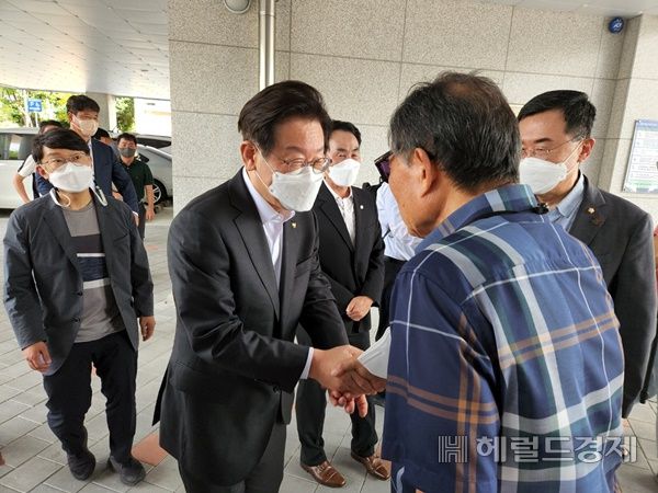 15일 토크 콘서트 참석차 순천을 찾은 이재명 의원이 당원과 지지자들과 반갑게 인사를 나누고 있다. /박대성 기자