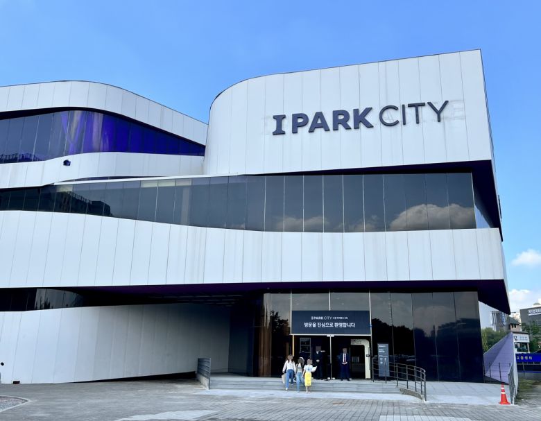 경기 수원시 권선구 권선동 수원 아이파크 시티 11·12단지 견본주택을 둘러본 예비청약자들이 견본주택을 나서고 있다. [사진=김은희 기자]