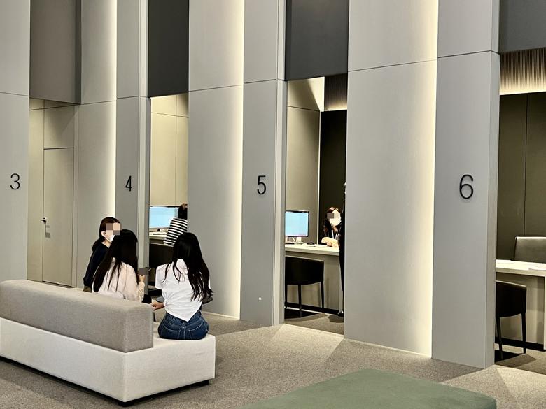 경기 수원시 권선구 권선동 수원 아이파크 시티 11·12단지 견본주택에서 예비청약자들이 상담을 기다리고 있다. [사진=김은희 기자]