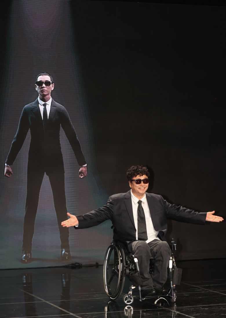 가수 강원래가 18일 서울 강남구 청담동 일지아트홀에서 열린 강원래 메타버스 아바타 데뷔 쇼케이스에서 포즈를 취하고 있다. [연합]