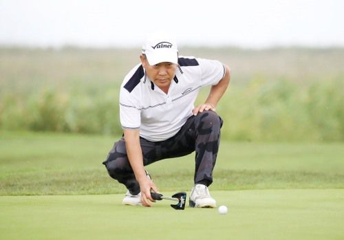 신중하게 퍼팅 라인을 읽고 있는 김종민. [사진=KPGA]