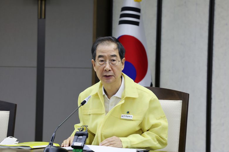 한덕수 국무총리가 24일 오전 세종시 정부세종청사에서 열린 코로나19 대응 중앙재난안전대책본부 회의를 주재하고 있다. 연합뉴스