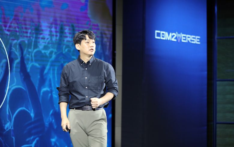 홍승준 컴투버스 개발본부장이 25일 열린 '컴투버스 미디어데이'에서 발표를 하고 있다. [컴투스 제공]