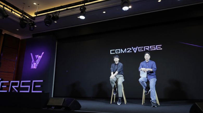 홍승준(왼쪽부터) 컴투버스 개발본부장과 이경일 컴투버스 대표가 기자들의 질문에 답하고 있다. [컴투스 제공]