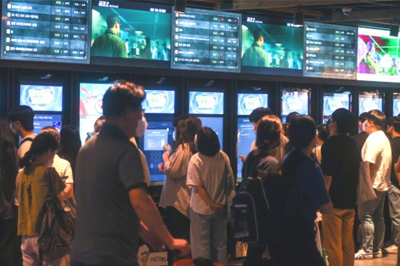 서울 시내 영화관이 사람들로 북적이고 있다. [연합]