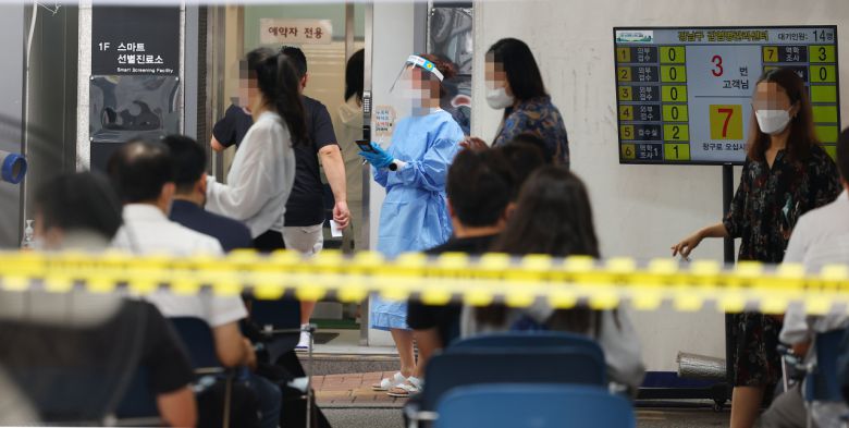 지난 25일 오전 서울 강남구보건소에 마련된 코로나19(신종 코로나바이러스 감염증) 임시선별진료소를 찾은 시민들이 검사를 기다리고 있다. [연합]