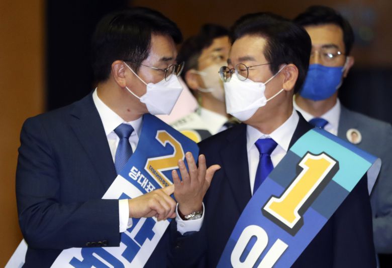 더불어민주당 이재명(오른쪽) 박용진 당 대표 후보가 28일 서울 송파구 올림픽공원 체조경기장에서 열린 민주당 제5차 정기전국대의원대회에 참석해 입장에 앞서 대화를 나누고 있다. [연합]