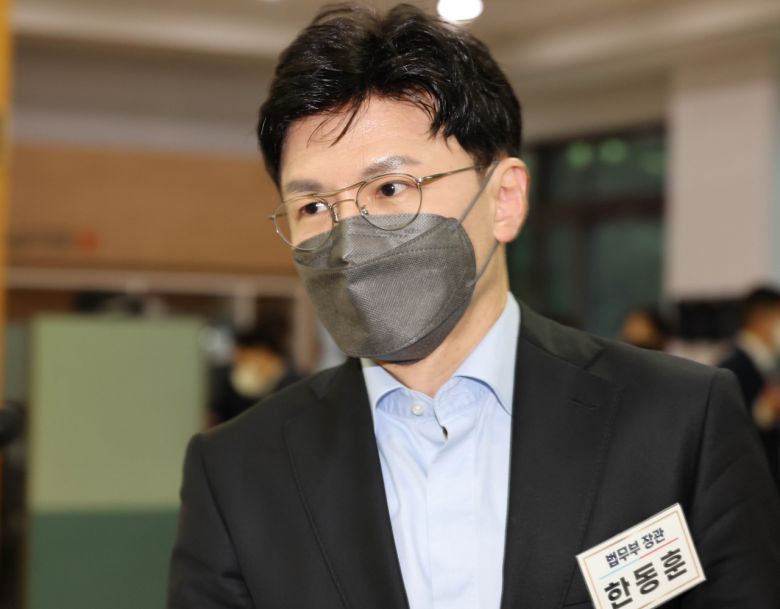 한동훈 법무부 장관이 25일 충남 천안시 재능교육연수원에서 열린 국민의힘 '2022 국회의원 연찬회 만찬'에 참석하고 있다. 연합뉴스