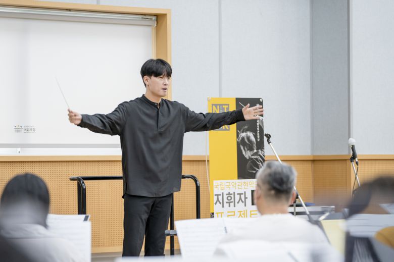 ‘국립국악관현악단 지휘자 프로젝트’의 마지막 일정인 내부 시연회에서의 이재훈 지휘자 [국립국악관현악단 제공]
