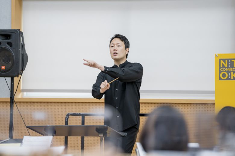 ‘국립국악관현악단 지휘자 프로젝트’의 마지막 일정인 내부 시연회에서 지휘자 유숭산은 황호준 작곡가의 새야새야 주제에 의한 ‘바르도’를 연주했다. 이 곡을 연주하며 그는 “6개월 전과 프로젝트를 마친 이후의 모습을 비교해보고 싶었다”고 했다. [국립국악관현악단 제공]