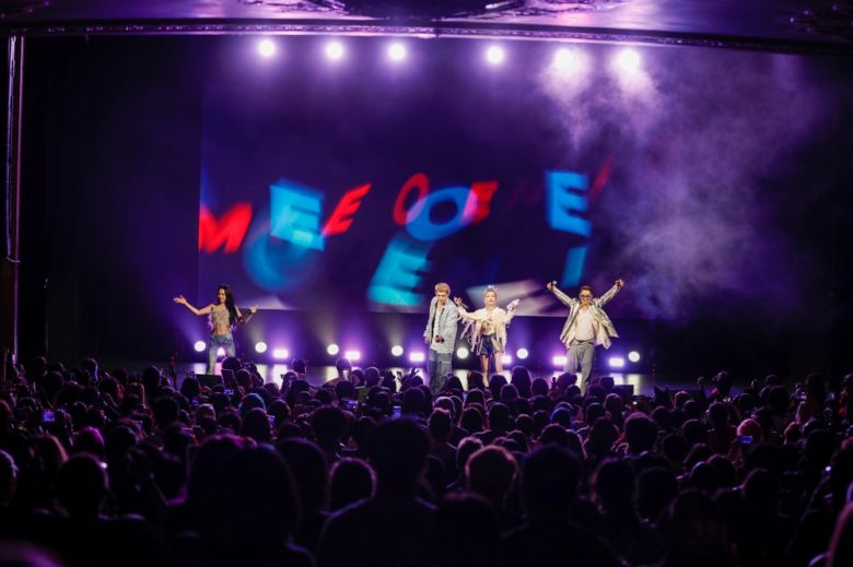 북미투어를 진행하는 동안 카드는 미국 텍사스 기반의 모닝 TV쇼 ‘Great Day Houston’에 화상으로 출연해 팀을 소개하는 인터뷰 시간을 가졌다. 현지 대중문화 소식지인 벤츠 매거진(VENTS Magazine)’, 브로드웨이 월드(Broadway World), 엔비 미디어(ENVI MEDIA) 등에서는 카드의 투어 소식을 집중조명하며 공연 리뷰와 인터뷰를 게재했다.