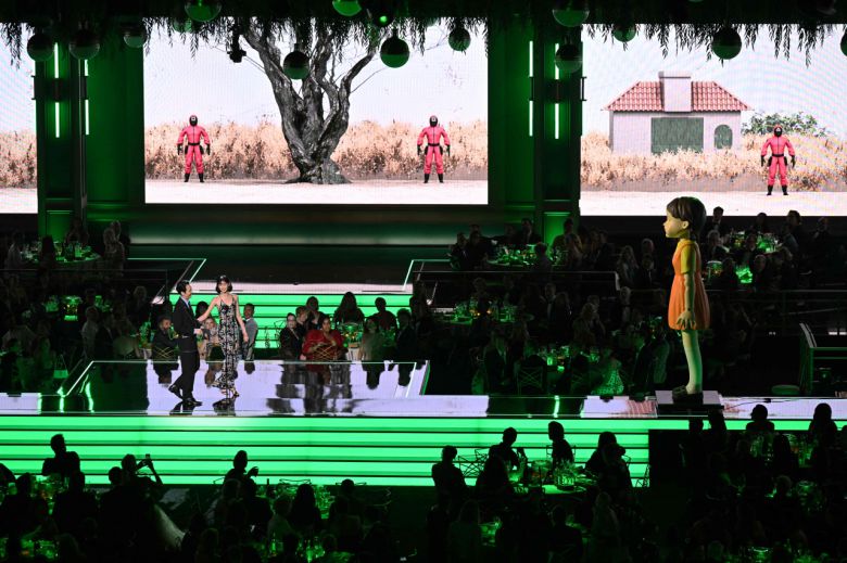 12일(현지시간) 로스앤젤레스 마이크로소프트 극장에서 열린 제74회 에미상 시상식에서 '오징어게임'의 영희가 무대에 등장해 환대를 받고 있다. [AFP]