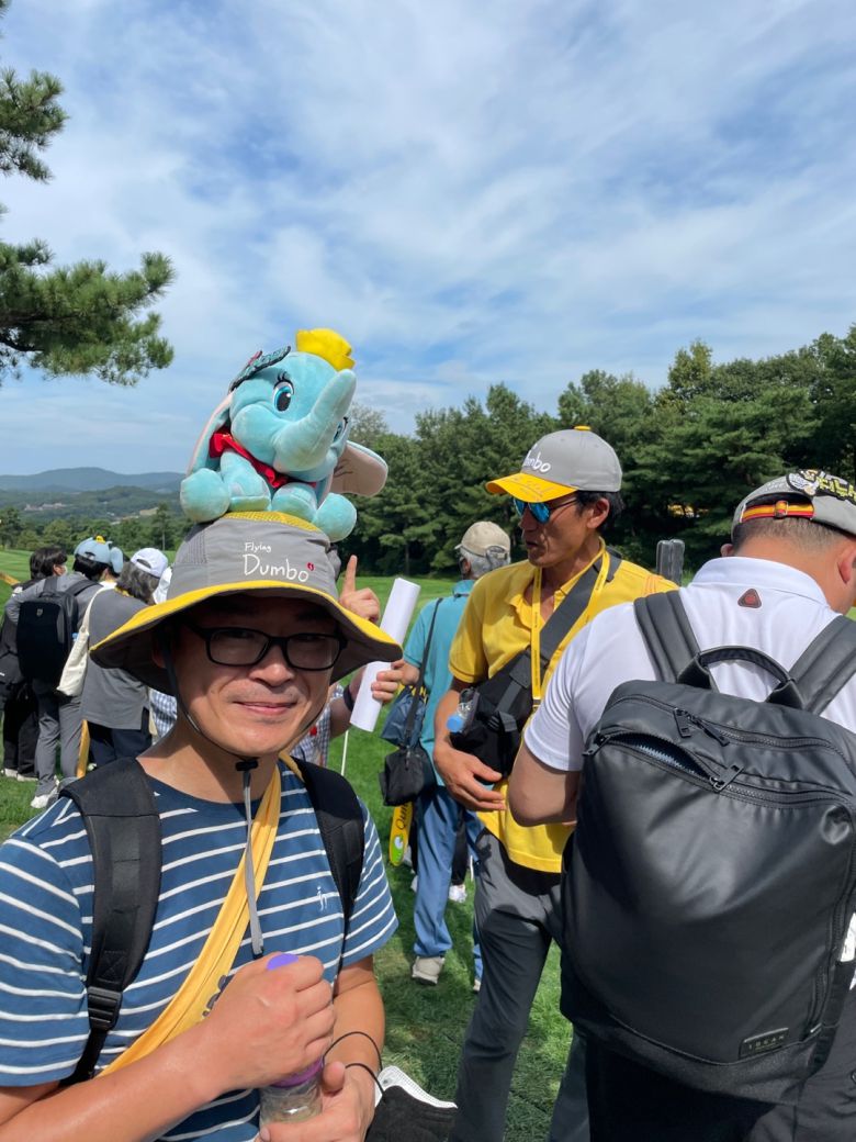 전인지 팬클럽 '플라잉 덤보' 회원인 손갑철씨가 코끼리 인형을 단 모자를 쓴채 응원하고 있다./이천=김성진 기자