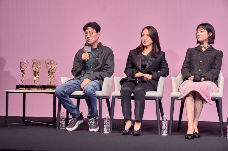 황동혁 감독은 “K콘텐츠의 인기가 유지되려면 제도적으로 어떻게 해야 할까”라는 질문에“글쎄요. 나는 극장용으로 하려다 한계에 부딪혀 포기하려다 이렇게 됐다. 넷플릭스가 들어오지 않았다면 할 수 없는 것이다. 미디어 환경의 변화가 저에게 그런 기회를 준 것은 확실하다. 인기 유지에 대한 혜안은 없고, K팝과 한국음식까지 핫하다. 지금 붐이 온 건 맞고, 이 열기를 이어가려는 크리에이터와 배우들이 있어 이들이 노력하면 자연스럽게 이어질 것이다. 낙관적으로 생각한다”고 전했다.