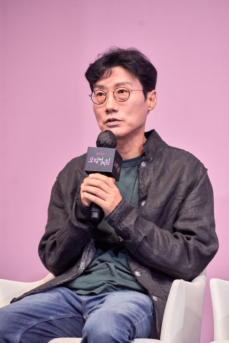 황 감독은 “무한경쟁사회의 문제를 해결하는 방법은?”이라는 질문에 “나는 답이 아닌 문제를 제기하는 사람이다. 나는 정확한 답을 모른다. 시즌2도 답을 내리는 건 아니고, 점점 살기 힘들어지고, 기후재앙은 다가오고, 모든 게 다 끝날텐데 선거와 정치가 뭐냐 하는 사람도 있다. 어떻게 하면 이런 걸 좀 늦출 수 있을까 하는 생각들은 다들 하더라. 시즌2도 그런 문제 제기의 연장선상에 있다”고 말했다.